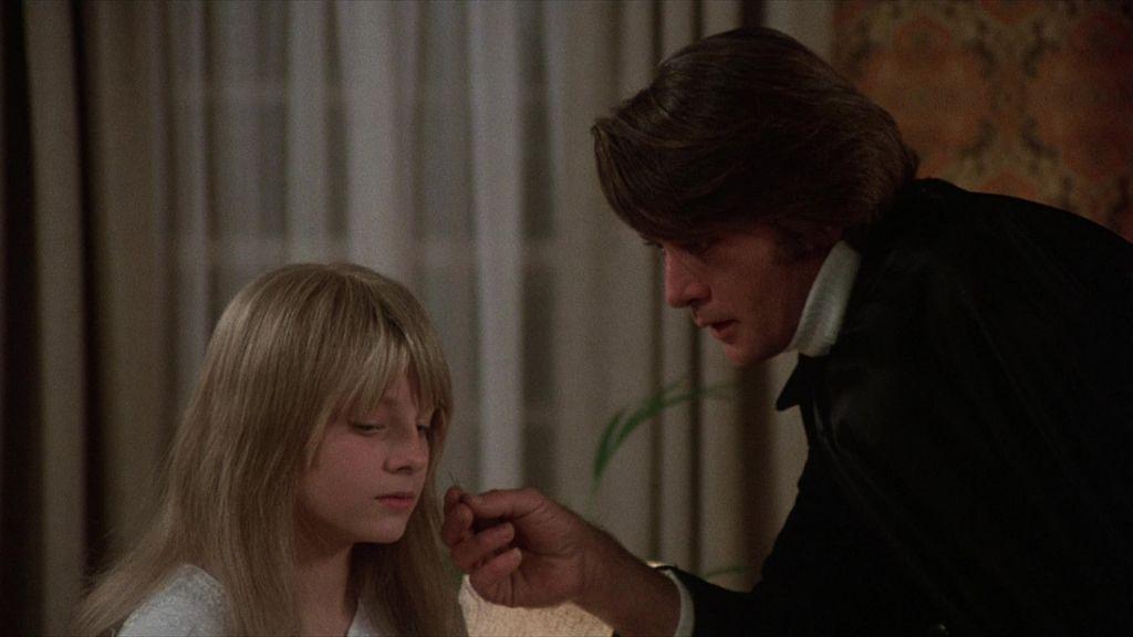 Девочка из переулка (1976)