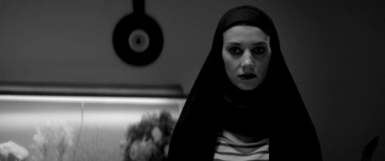 Девушка возвращается одна ночью домой (2014)